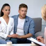 Couple qui se demande pourquoi refuser une succession